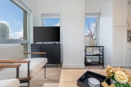 Lux Downtown Condo, steps to Broadway, P301 - free parking included