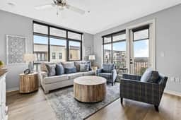 Luxurious Downton High Floor 2 br 2 bth Condo- 504 Parking included