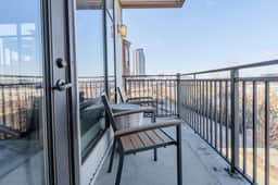 Luxurious Downtown Corner 2 bd 2bth- 220 Parking included