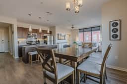 Luxurious Downtown Corner 2bd2bth-City/River- 320 Parking included