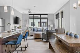Luxurious Downtown Corner unit- 2 Bd2 Bth- 321 Parking Included