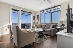 Luxurious Downtown Corner Views 2 bed 2bath 611-Parking included