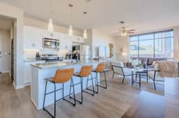Luxurious Downtown High floor Corner-2bd2bth- 420