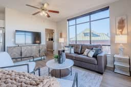 Luxurious Downtown High floor Corner-2bd2bth- 420