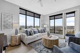 Luxurious Downtown High floor Corner-2bd2bth- 520 Parking included