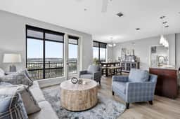 Luxurious Downtown High floor Corner-2bd2bth- 520 Parking included