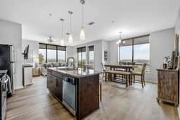 Luxurious Downtown High floor Corner-2bd2bth- 520 Parking included