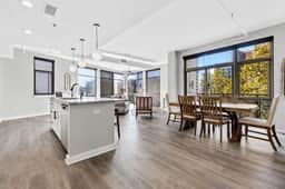 Luxurious Downtown-2 bed 2 bath Corner 2M Parking included