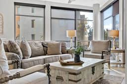 Luxurious Downtown-2 bed 2 bath Corner 2M Parking included