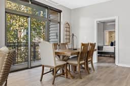 Luxurious Downtown-2 bed 2 bath Corner 2M Parking included