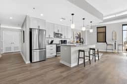 Luxurious Downtown-2 bed 2 bath Corner 2M Parking included