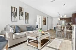 Luxurious Large 2 bed 2 bath Downtown Condo- 302 Parking included