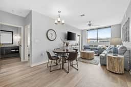 Luxurious Large 2 bed 2 bath Downtown Condo- 402 Parking included