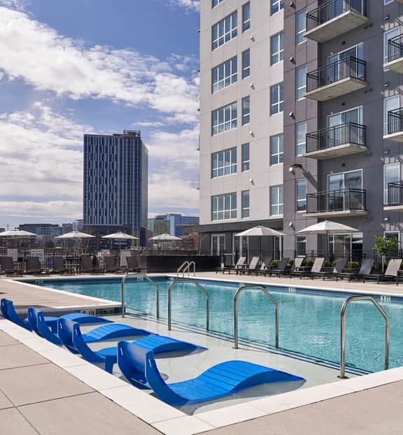 Lux Downtown Condo, steps to Broadway, P301 - free parking included