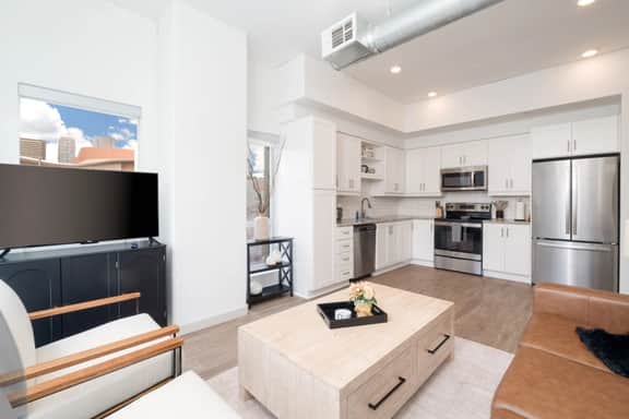 Lux Downtown Condo, steps to Broadway, P301 - free parking included