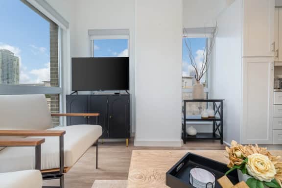 Lux Downtown Condo, steps to Broadway, P301 - free parking included
