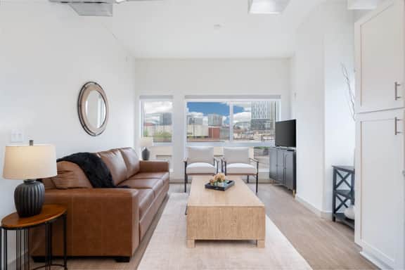 Lux Downtown Condo, steps to Broadway, P301 - free parking included