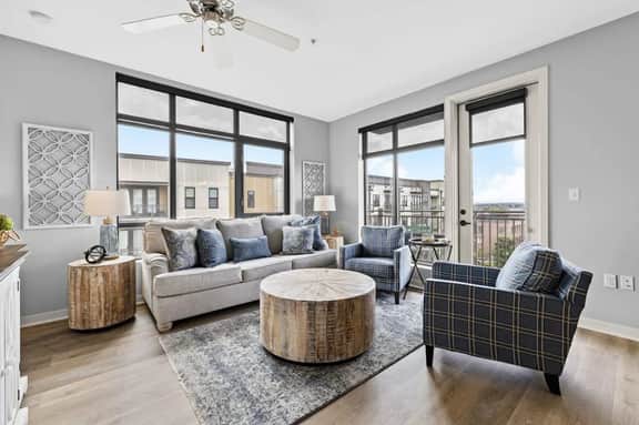 Luxurious Downton High Floor 2 br 2 bth Condo- 504 Parking included
