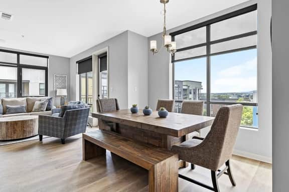 Luxurious Downton High Floor 2 br 2 bth Condo- 504 Parking included
