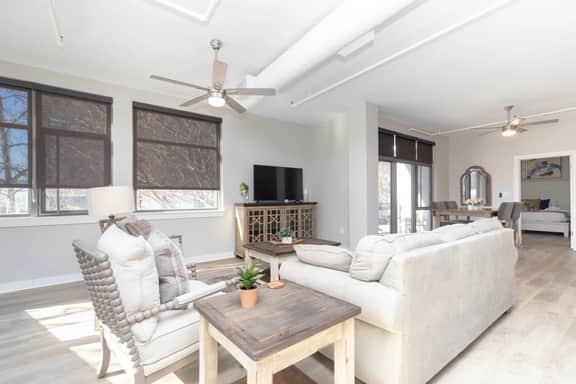 Luxurious Downtown  2 bedroom 2 bath- 1M Parking included