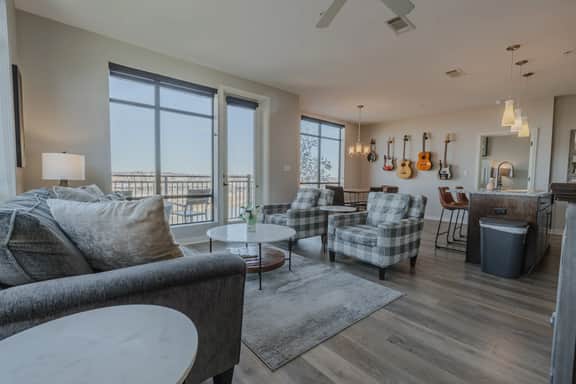 Luxurious Downtown Corner 2 bd 2bth- 220 Parking included