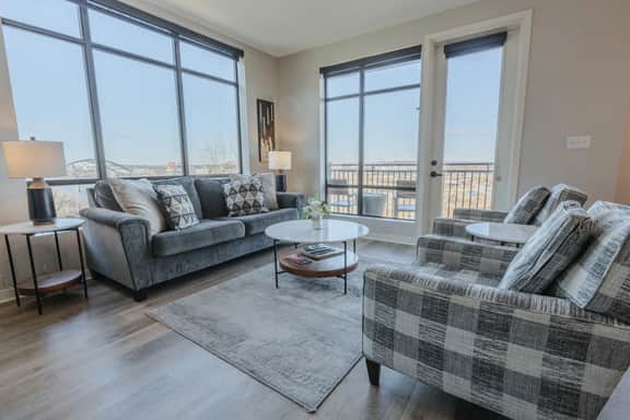 Luxurious Downtown Corner 2 bd 2bth- 220 Parking included