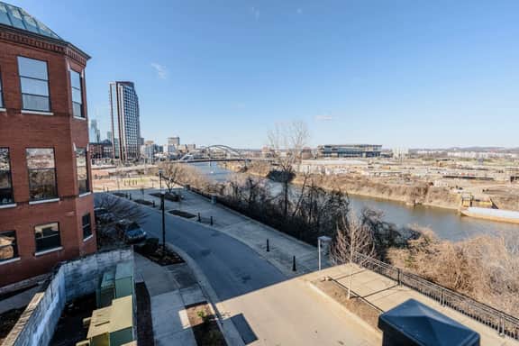 Luxurious Downtown Corner 2 bd 2bth- 220 Parking included