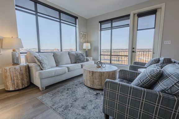 Luxurious Downtown Corner 2bd2bth-City/River- 320 Parking included