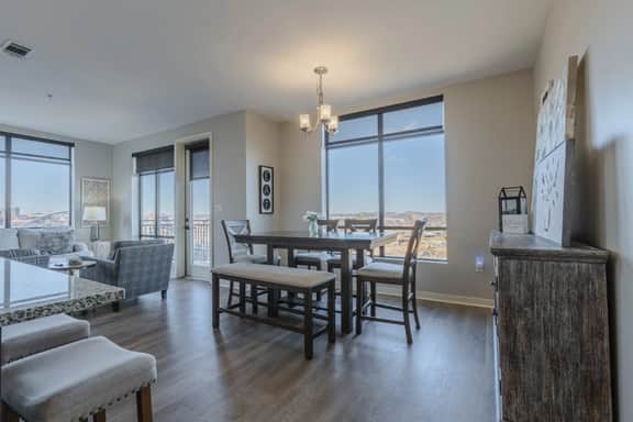 Luxurious Downtown Corner 2bd2bth-City/River- 320 Parking included