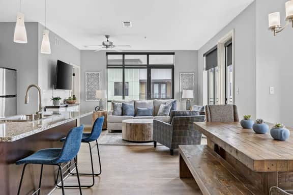Luxurious Downtown Corner unit- 2 Bd2 Bth- 321 Parking Included