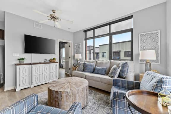 Luxurious Downtown Corner unit- 2 Bd2 Bth- 321 Parking Included