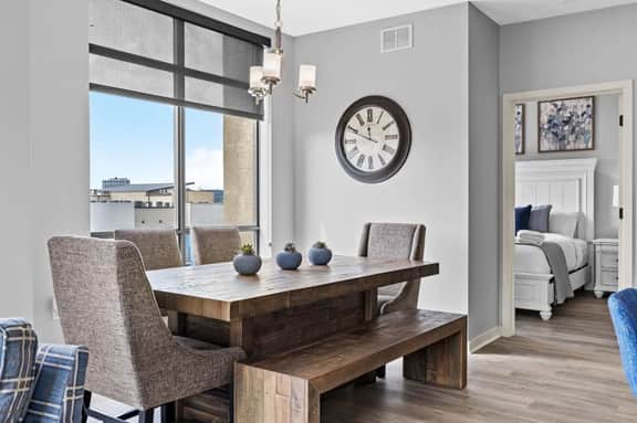 Luxurious Downtown Corner unit- 2 Bd2 Bth- 321 Parking Included