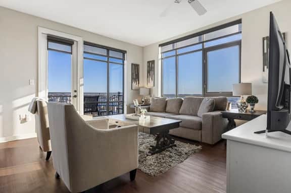 Luxurious Downtown Corner Views 2 bed 2bath 611-Parking included