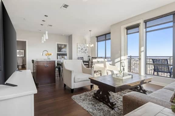 Luxurious Downtown Corner Views 2 bed 2bath 611-Parking included