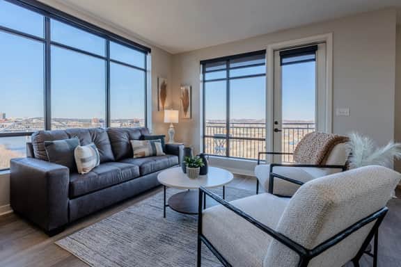 Luxurious Downtown High floor Corner-2bd2bth- 420