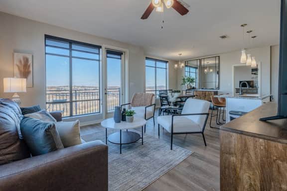 Luxurious Downtown High floor Corner-2bd2bth- 420