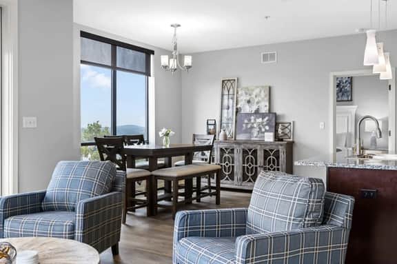 Luxurious Downtown High floor Corner-2bd2bth- 520 Parking included