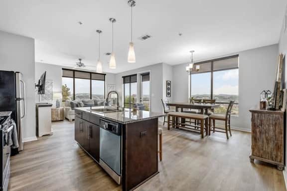 Luxurious Downtown High floor Corner-2bd2bth- 520 Parking included