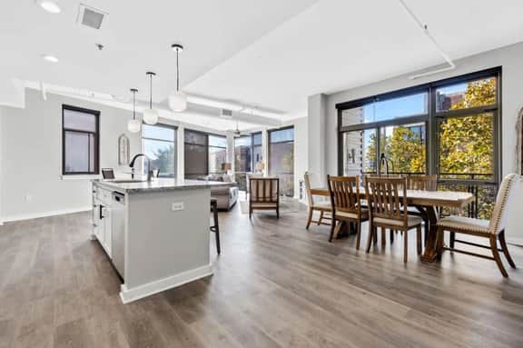 Luxurious Downtown-2 bed 2 bath Corner 2M Parking included