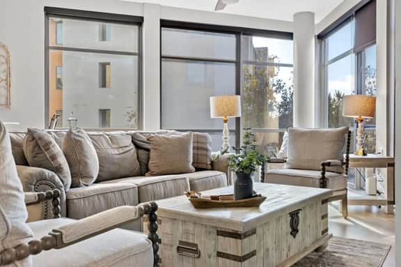 Luxurious Downtown-2 bed 2 bath Corner 2M Parking included