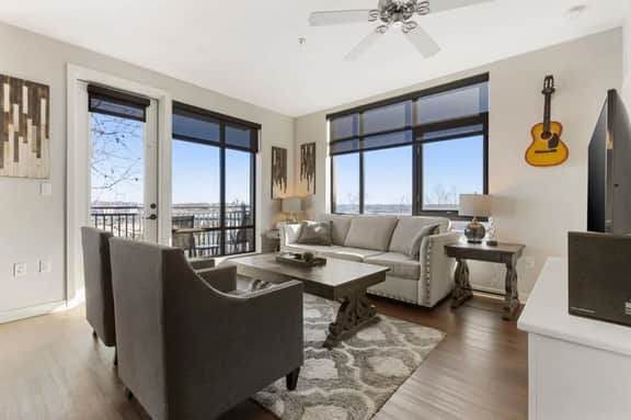 Luxurious Downtown Corner Views 2 bed 2bath- 211-Parking included