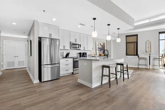 Luxurious Downtown-2 bed 2 bath Corner 2M Parking included