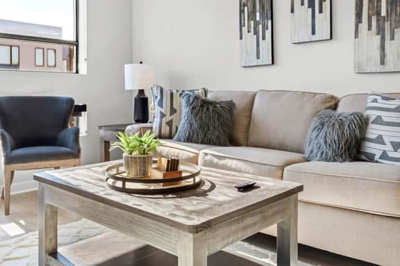 Luxurious Large 2 bed 2 bath Downtown Condo- 302 Parking included