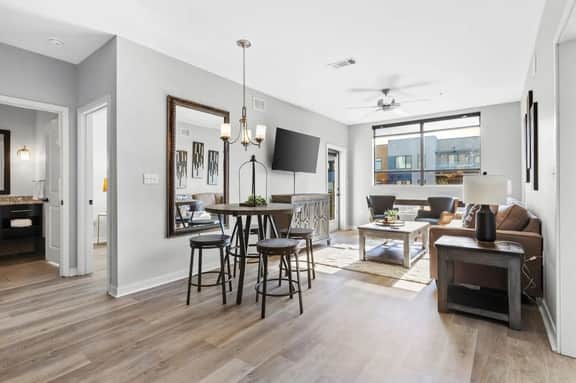 Luxurious Large 2 bed 2 bath Downtown Condo- 302 Parking included