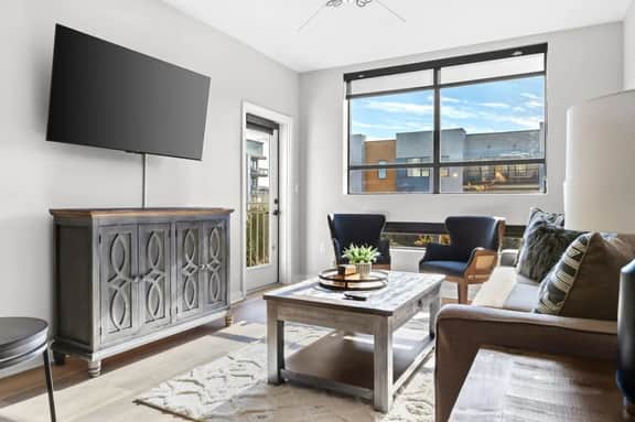 Luxurious Large 2 bed 2 bath Downtown Condo- 302 Parking included