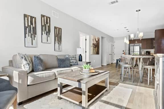 Luxurious Large 2 bed 2 bath Downtown Condo- 302 Parking included