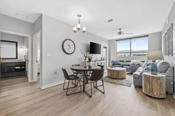 Luxurious Large 2 bed 2 bath Downtown Condo- 402 Parking included