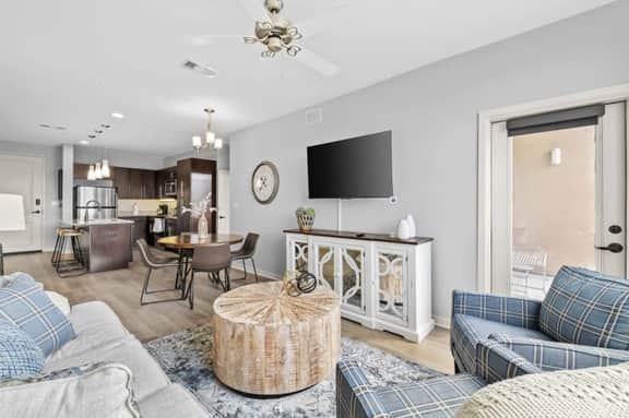 Luxurious Large 2 bed 2 bath Downtown Condo- 402 Parking included