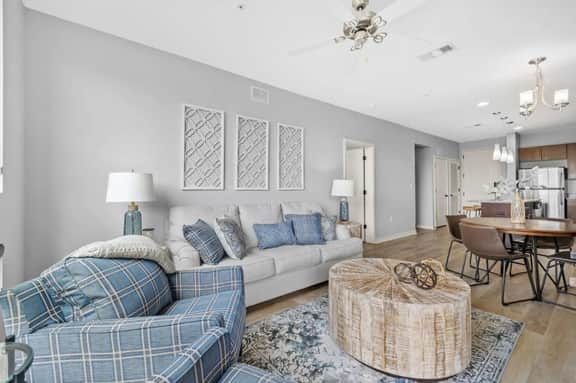 Luxurious Large 2 bed 2 bath Downtown Condo- 402 Parking included