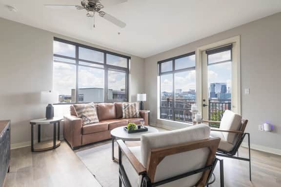 Luxurious large Downtown Top Floor Corner 2 Bed 2 bath - 621 parking included